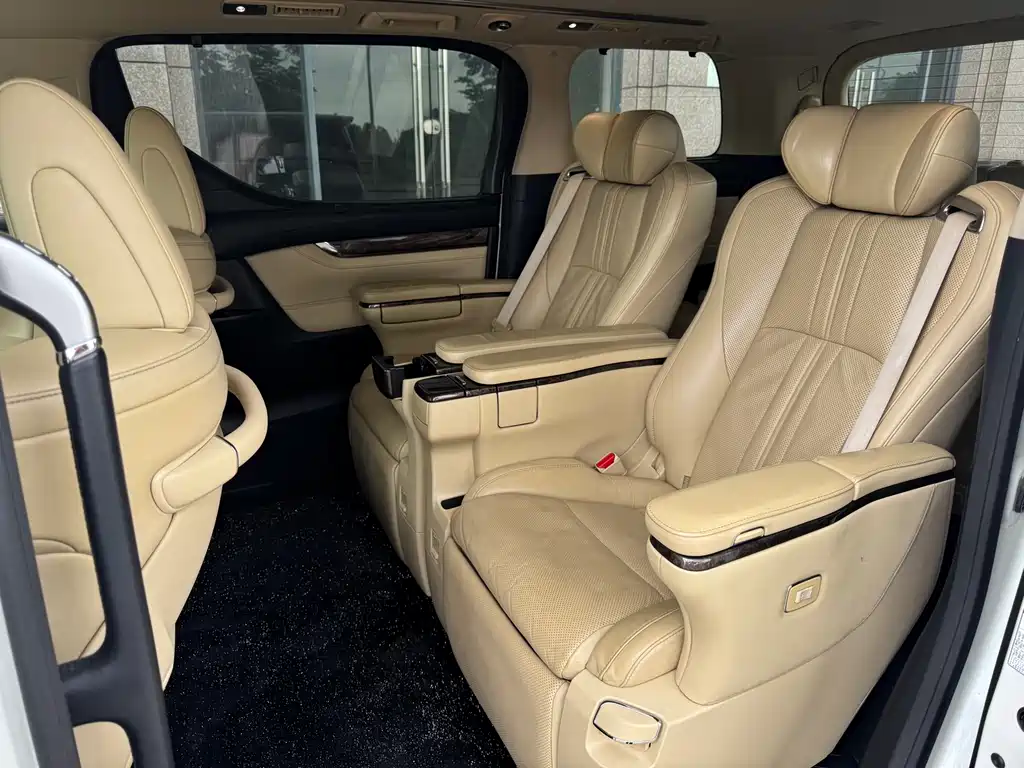 Toyota Alphard — фото 5