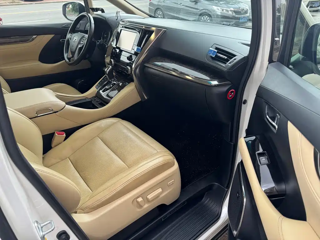 Toyota Alphard — фото 7