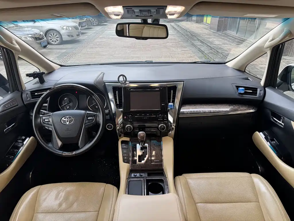 Toyota Alphard — фото 8