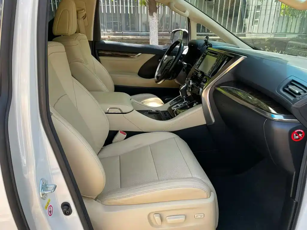 Toyota Alphard — фото 2
