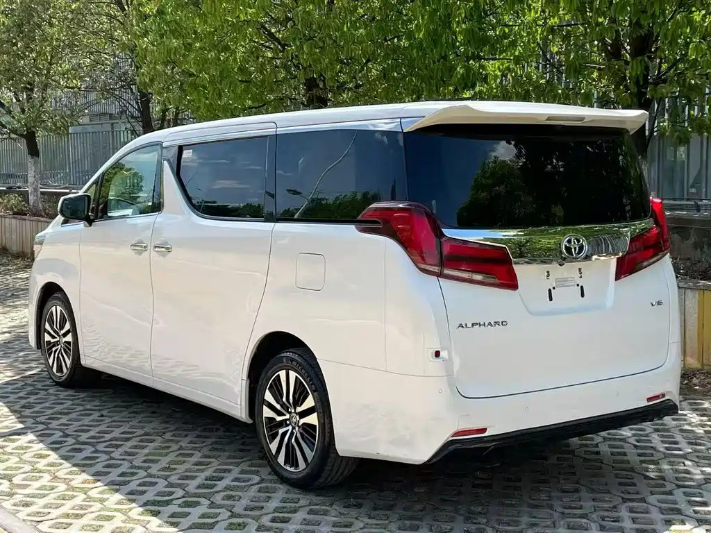 Toyota Alphard — фото 4