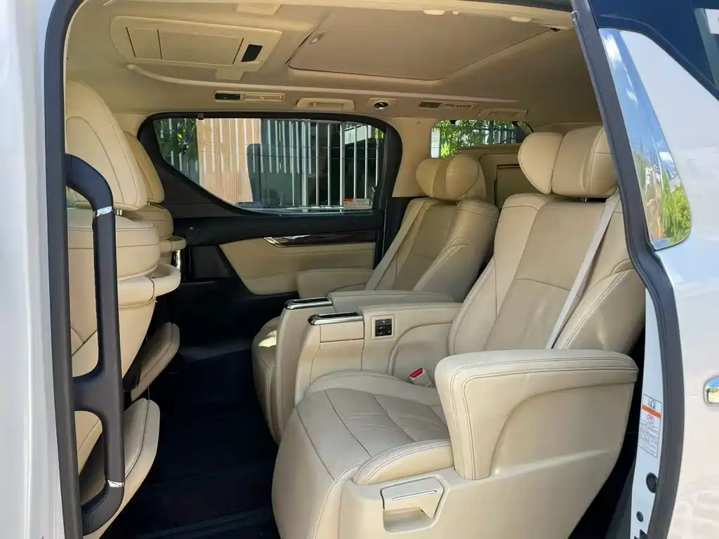Toyota Alphard — фото 6