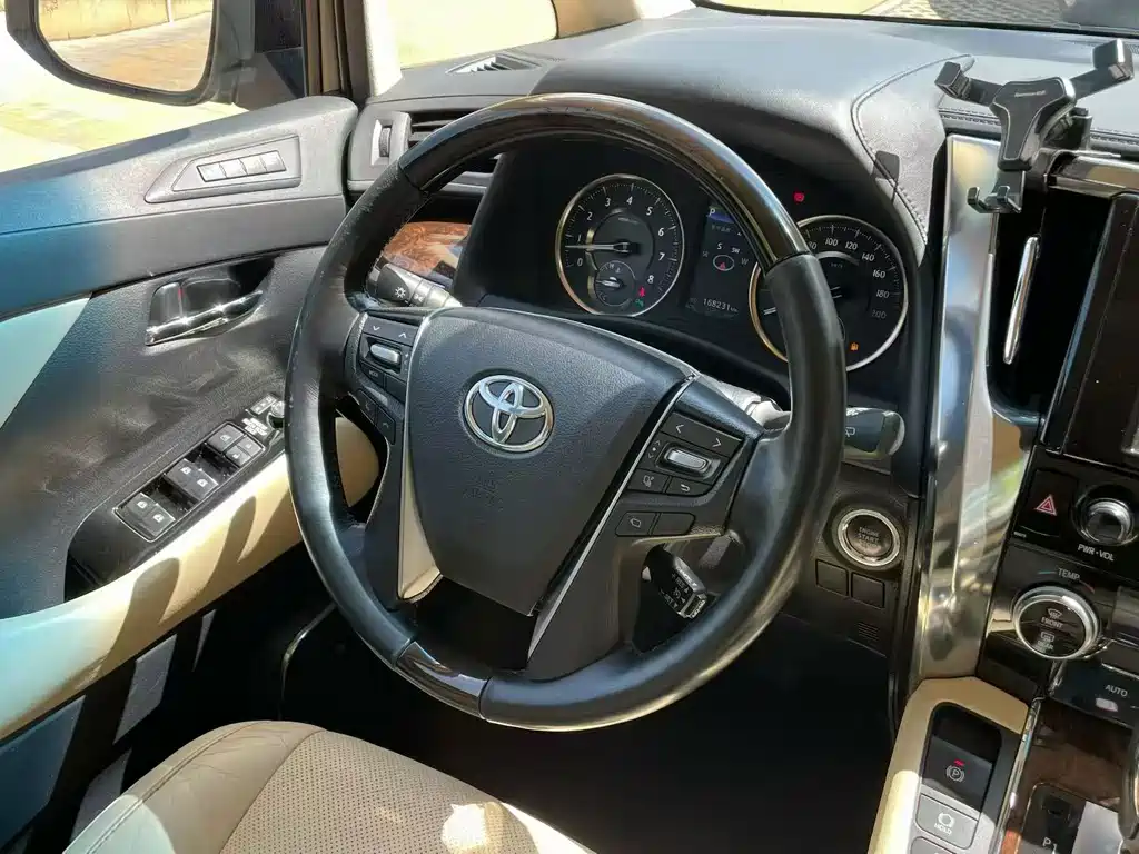 Toyota Alphard — фото 8