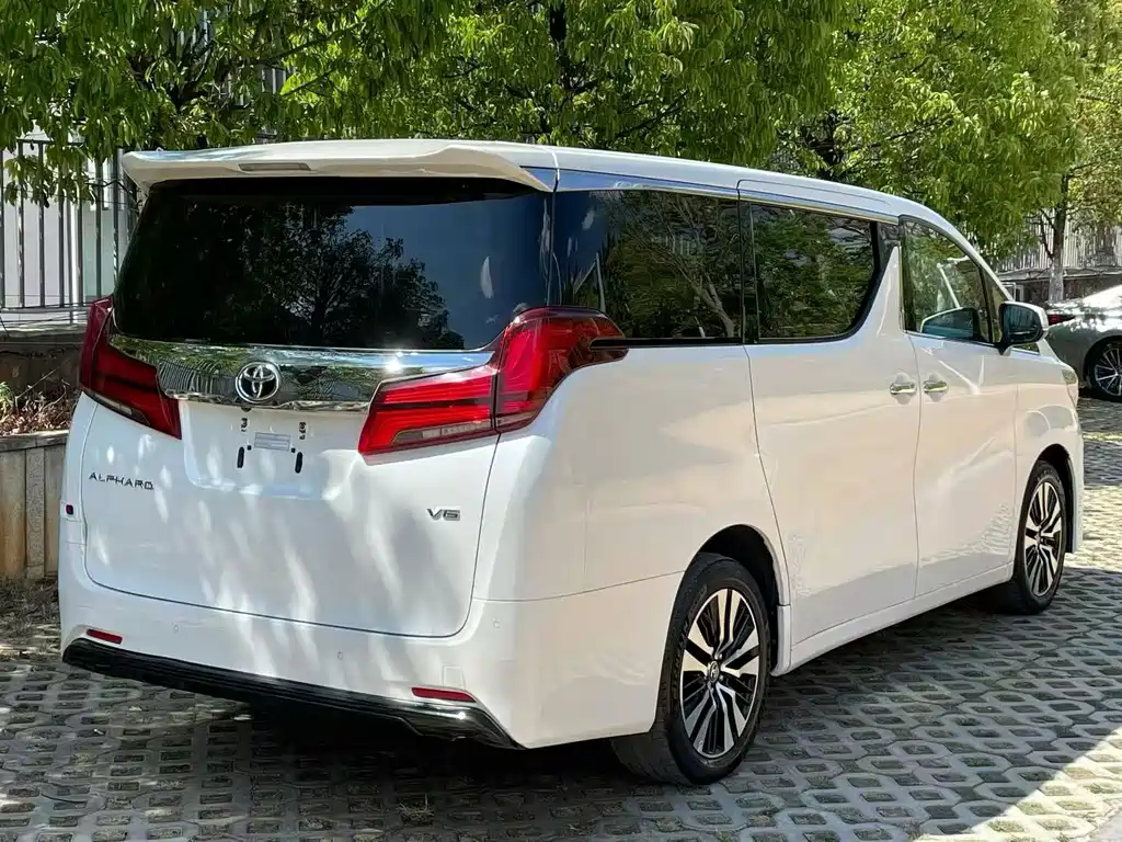 Toyota Alphard — фото 9