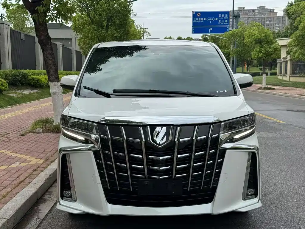 Toyota Alphard — фото 2