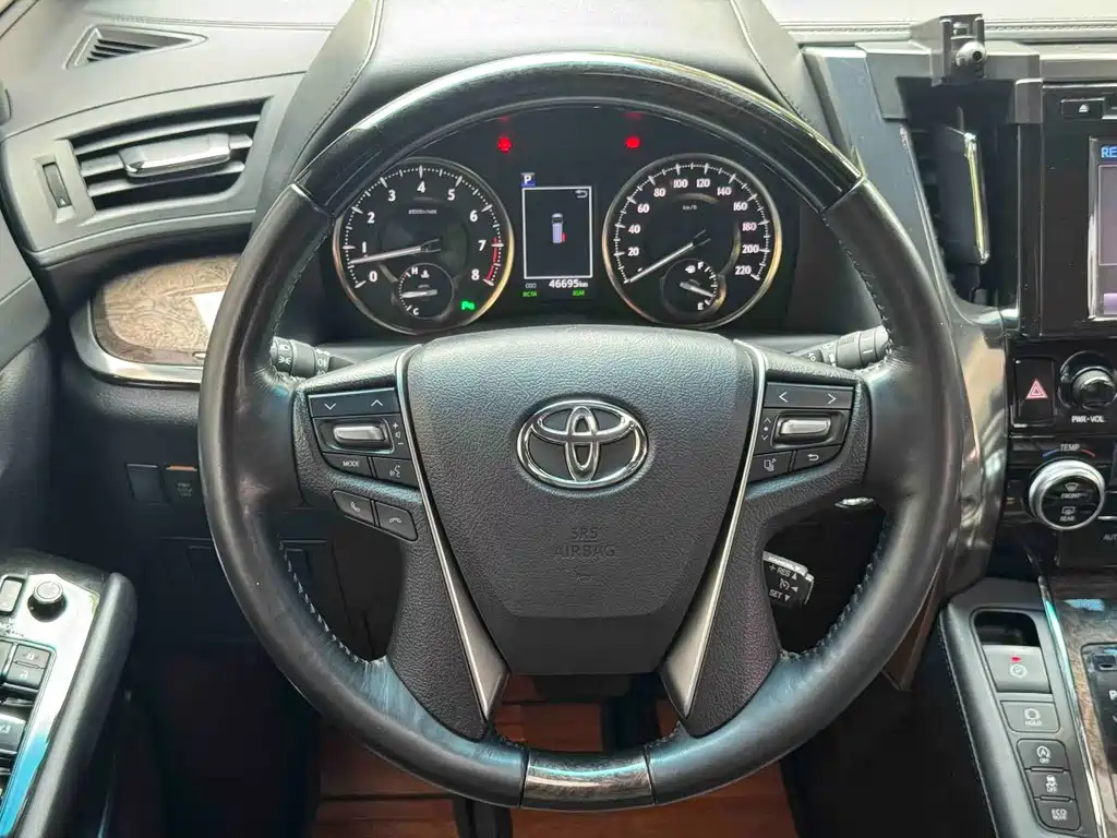 Toyota Alphard — фото 3