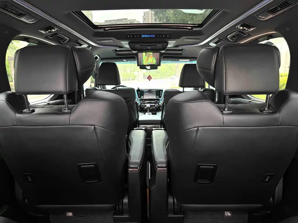 Toyota Alphard — фото 4