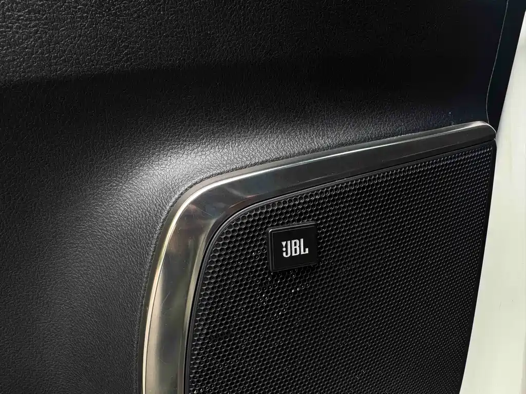 Toyota Alphard — фото 7