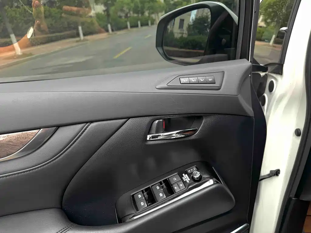 Toyota Alphard — фото 8