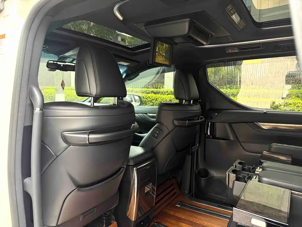 Toyota Alphard — фото 10