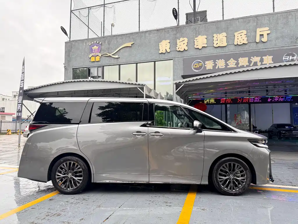 Toyota Vellfire — фото 4