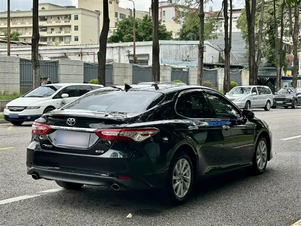 Toyota Camry — фото 11