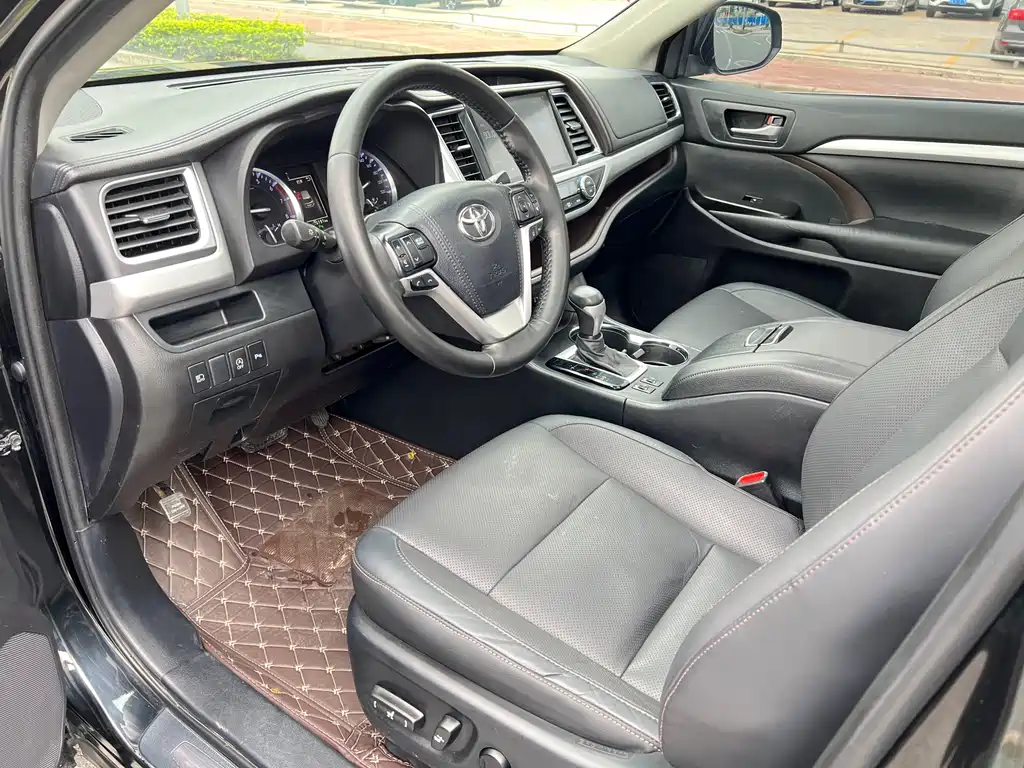 Toyota Highlander — фото 10