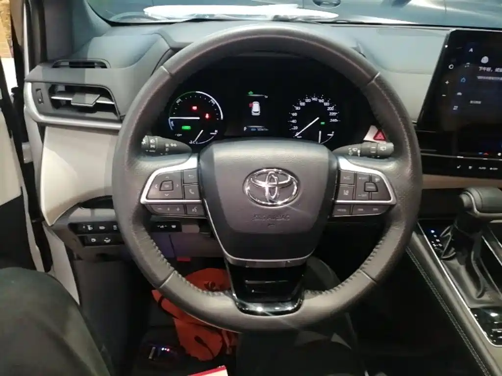 Toyota Sienna — фото 11