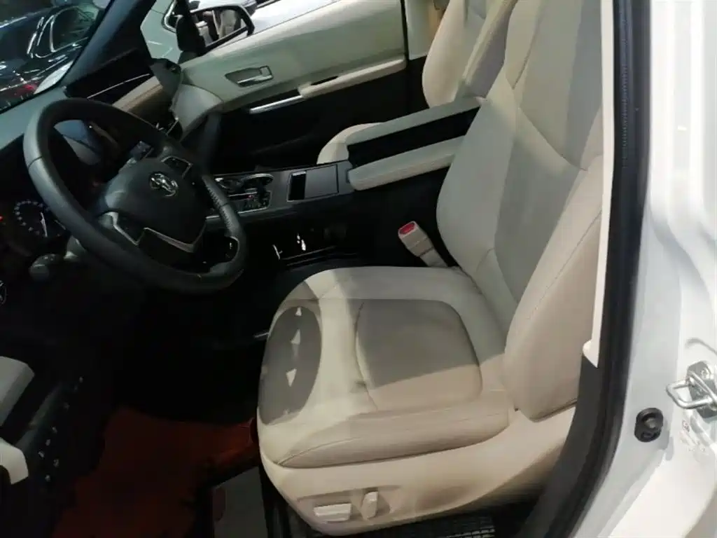 Toyota Sienna — фото 15