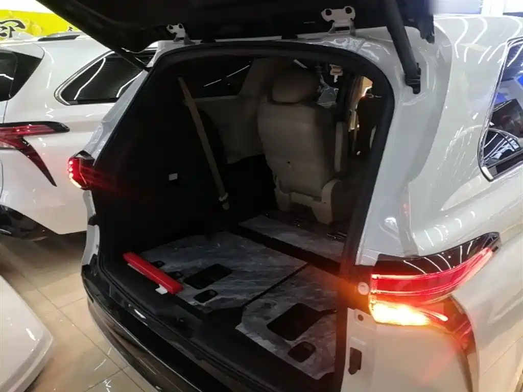 Toyota Sienna — фото 19