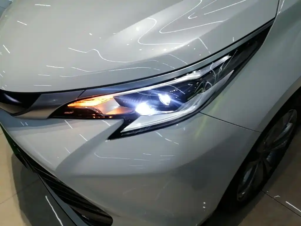 Toyota Sienna — фото 24