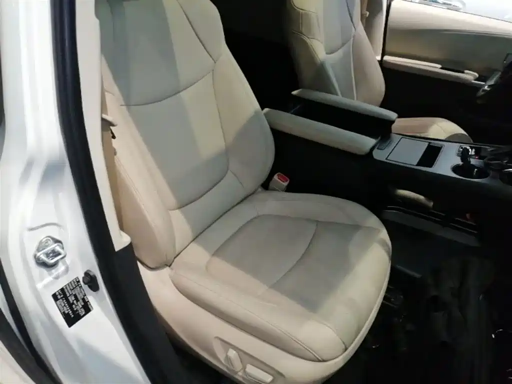 Toyota Sienna — фото 25