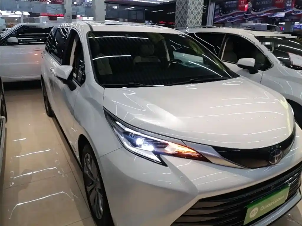 Toyota Sienna — фото 4