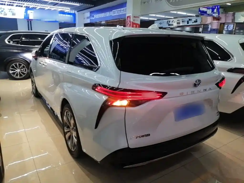 Toyota Sienna — фото 5