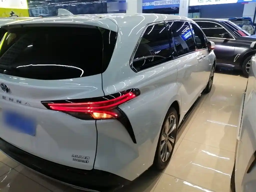 Toyota Sienna — фото 7