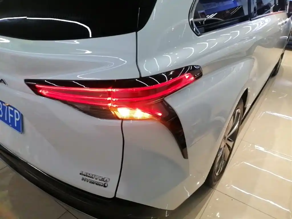 Toyota Sienna — фото 8