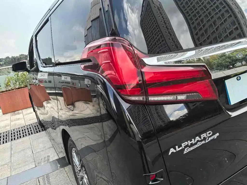 Toyota Alphard — фото 11