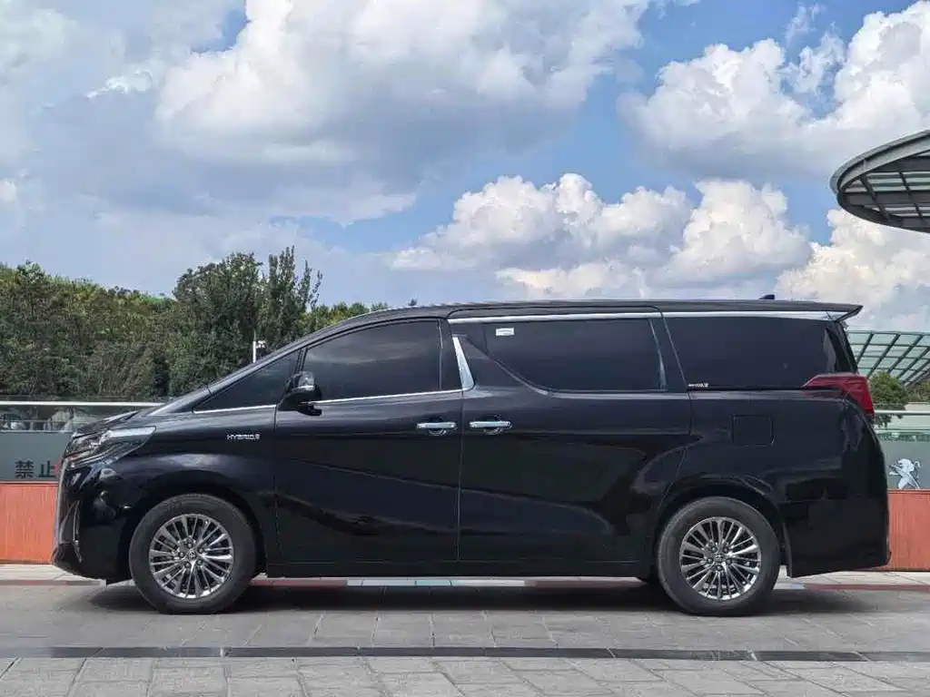 Toyota Alphard — фото 16