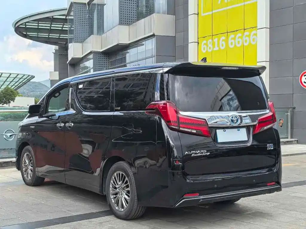 Toyota Alphard — фото 18