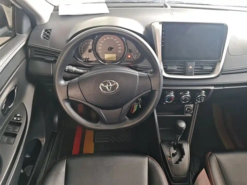 Toyota Yaris L — фото 11