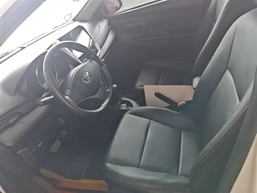 Toyota Yaris L — фото 15