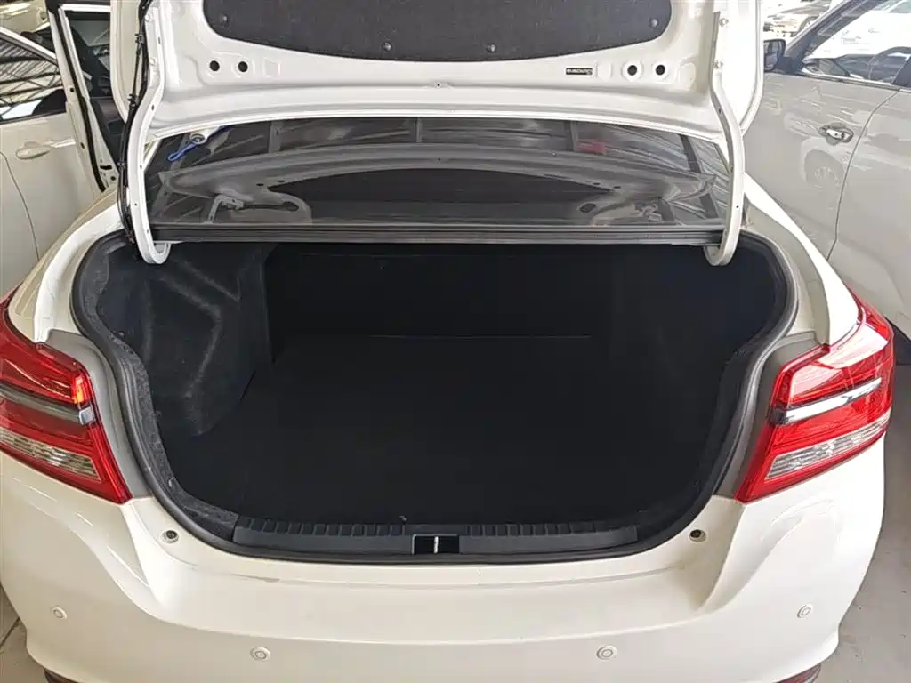 Toyota Yaris L — фото 19
