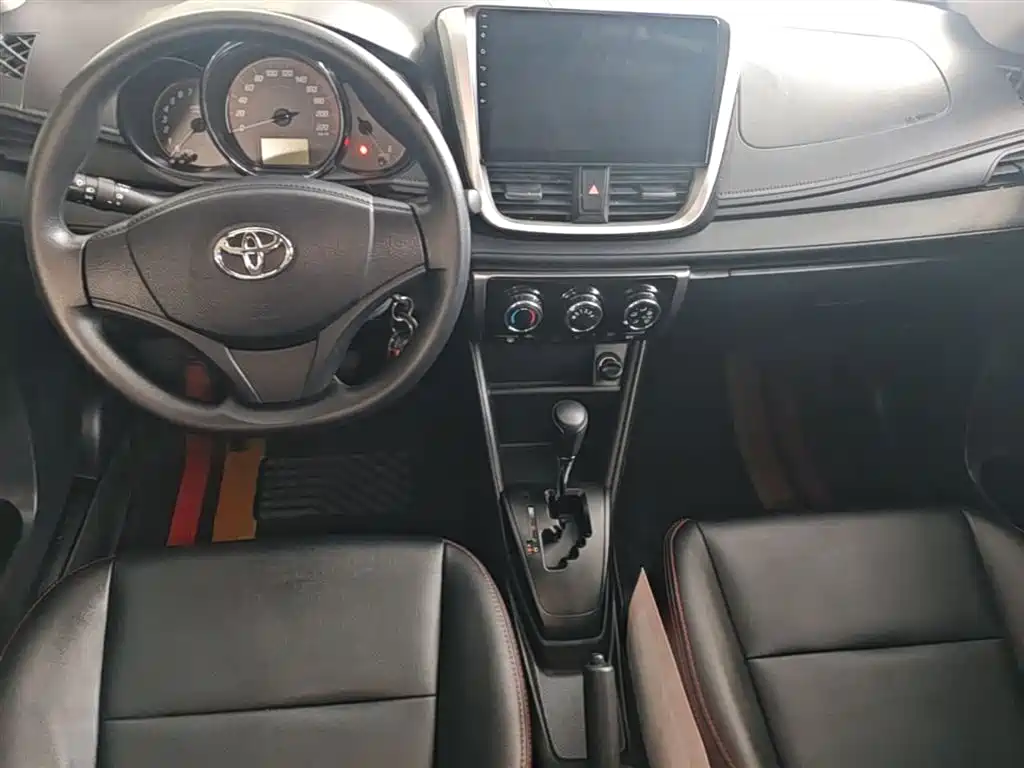 Toyota Yaris L — фото 10