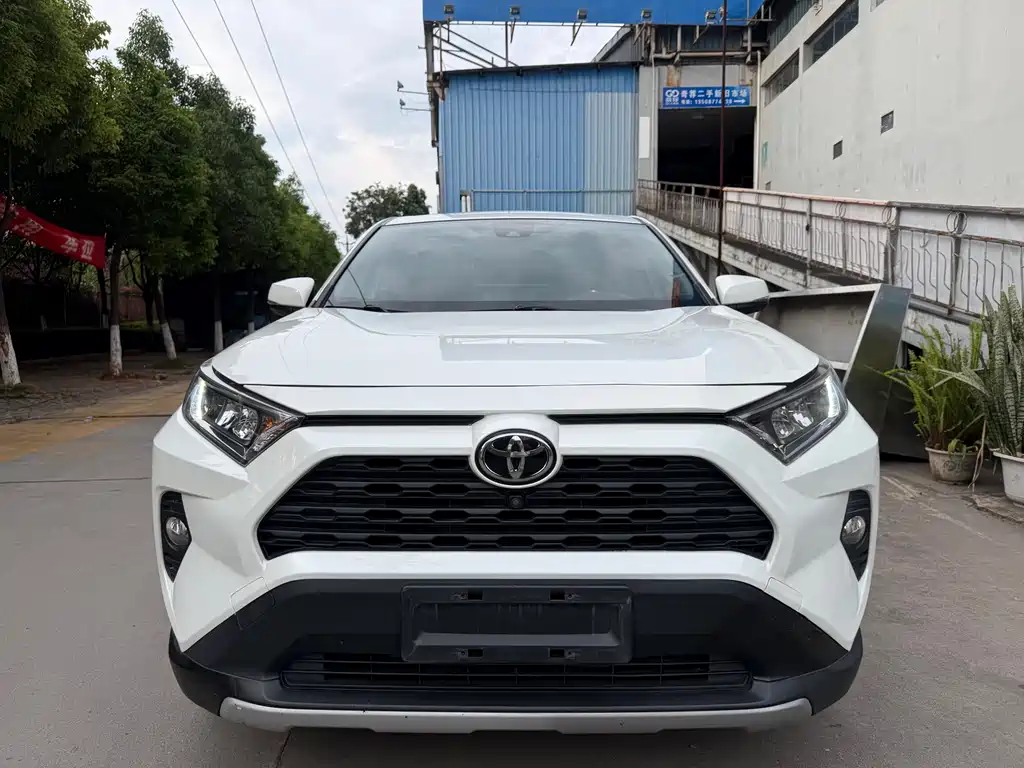 Toyota RAV4 — фото 2