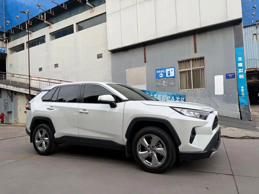 Toyota RAV4 — фото 3