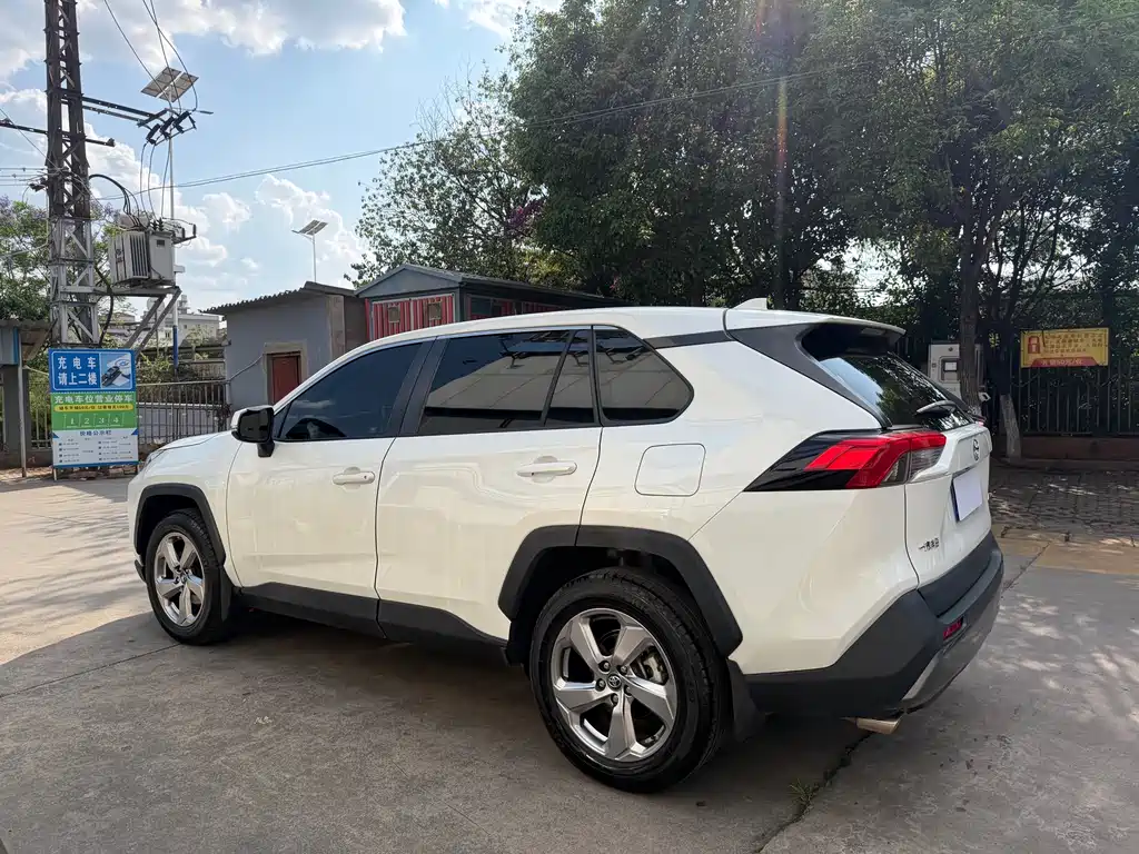 Toyota RAV4 — фото 4