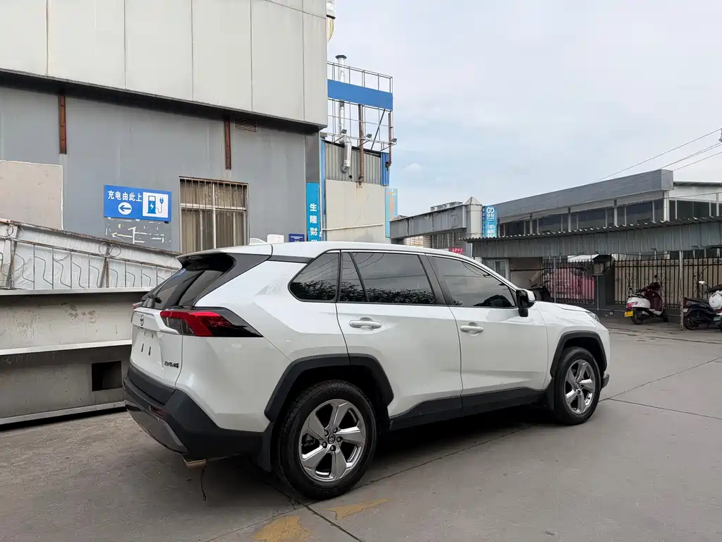 Toyota RAV4 — фото 5