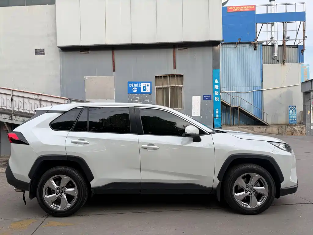 Toyota RAV4 — фото 6