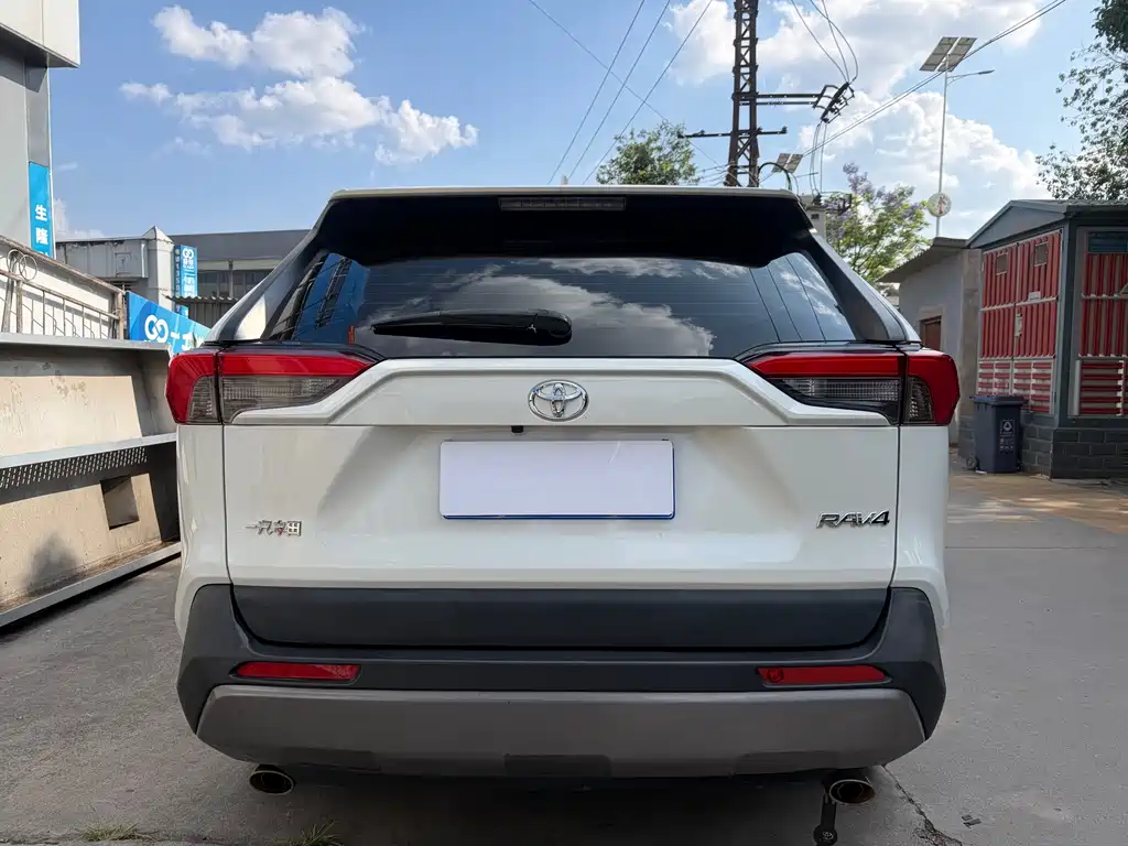 Toyota RAV4 — фото 7