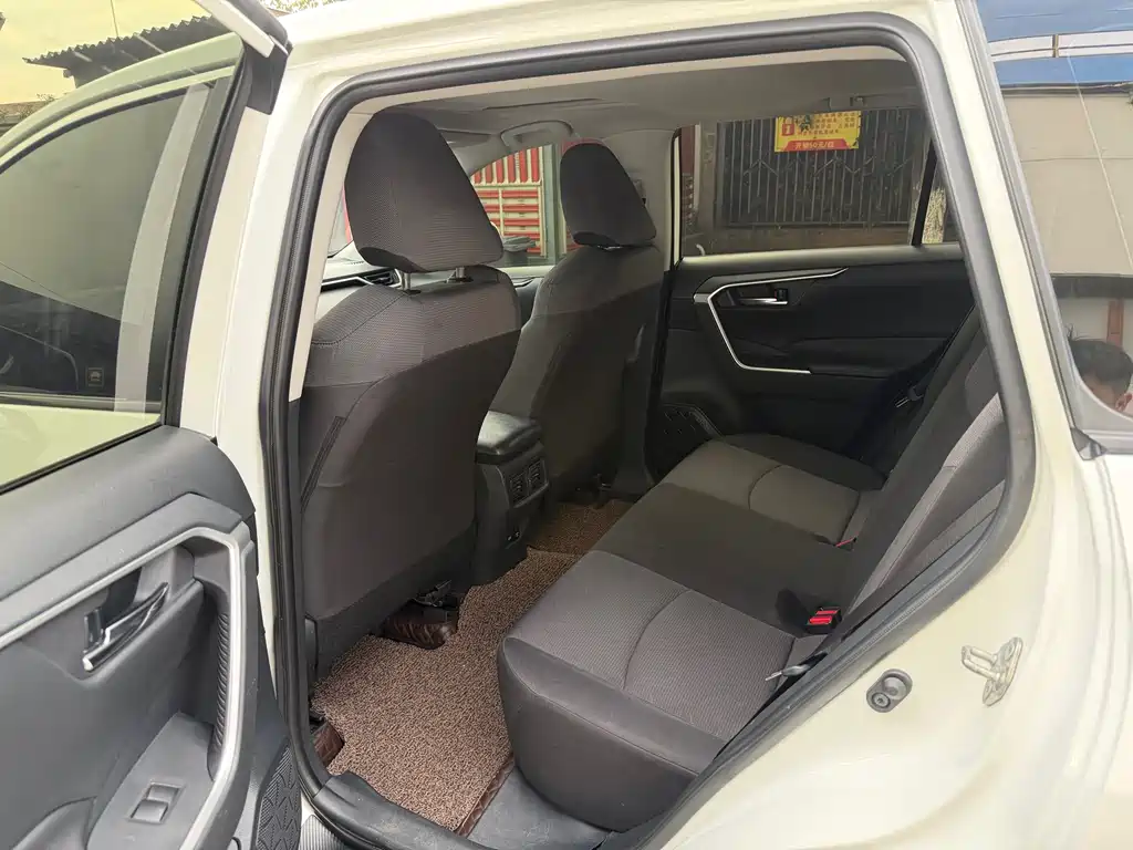 Toyota RAV4 — фото 8