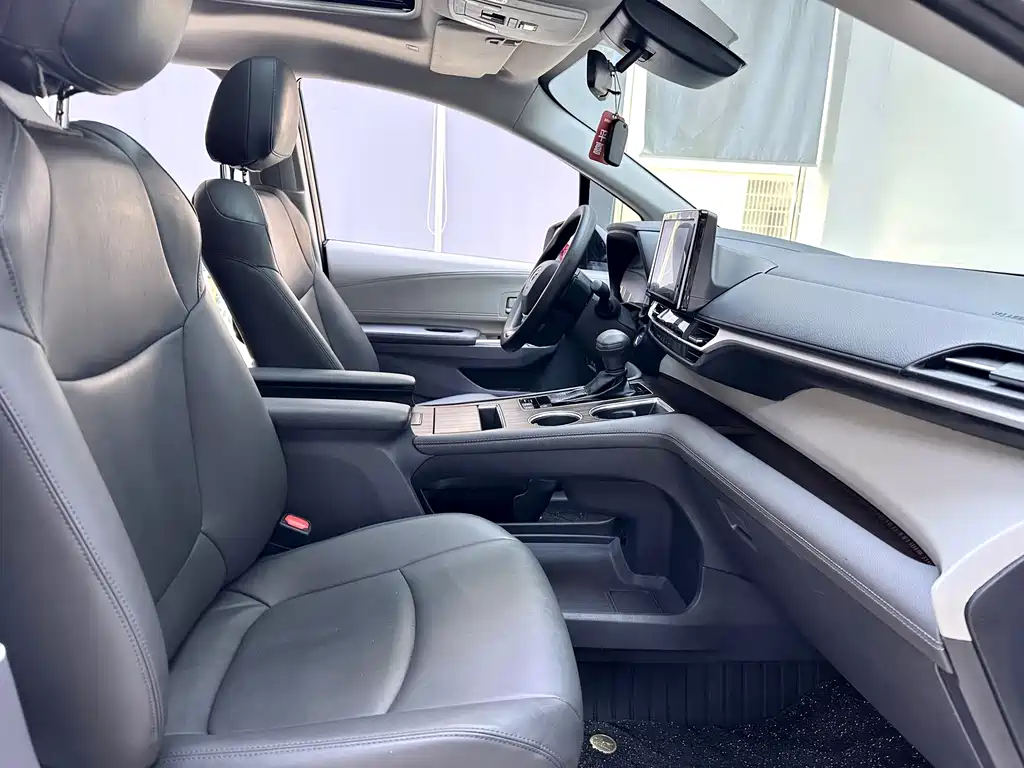 Toyota Sienna — фото 11
