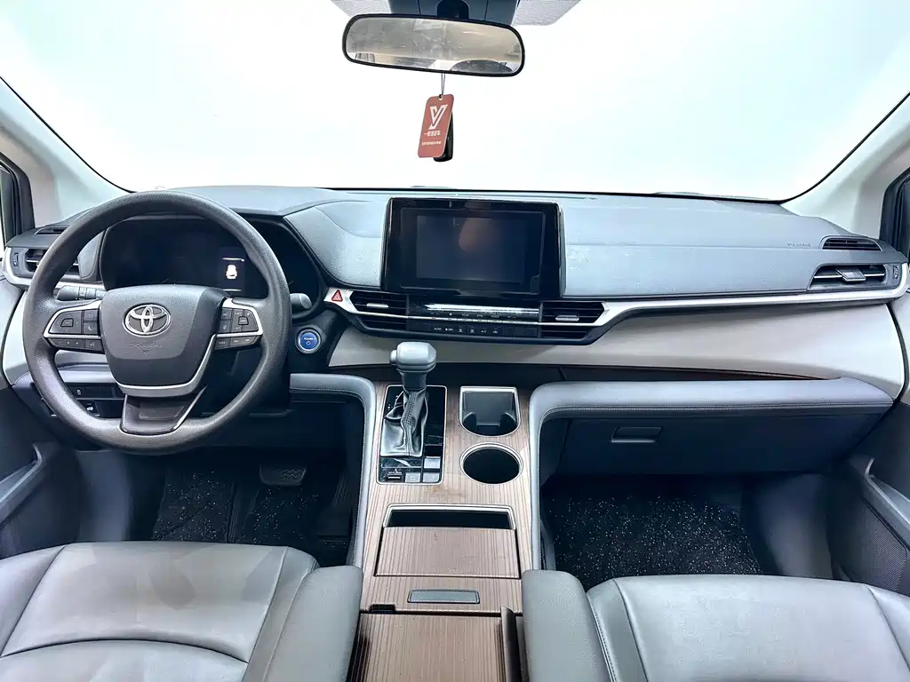Toyota Sienna — фото 13