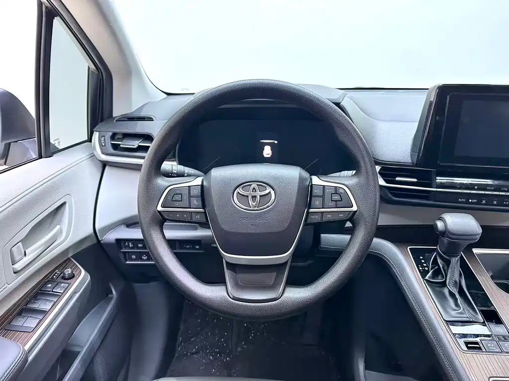 Toyota Sienna — фото 14