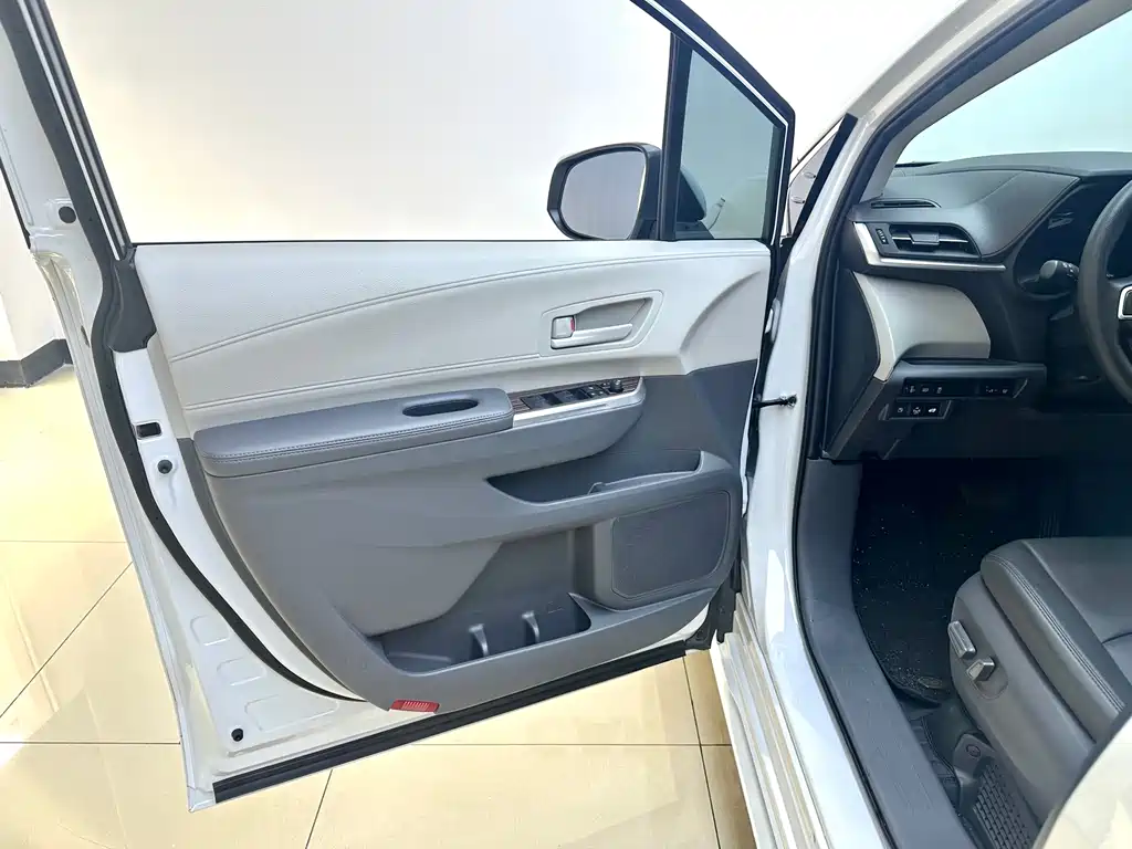 Toyota Sienna — фото 18