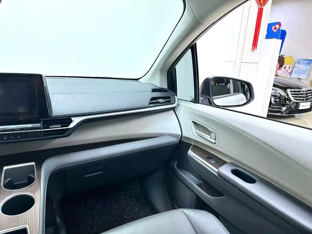 Toyota Sienna — фото 20