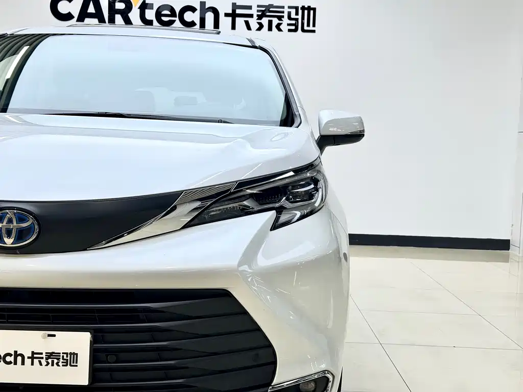 Toyota Sienna — фото 7
