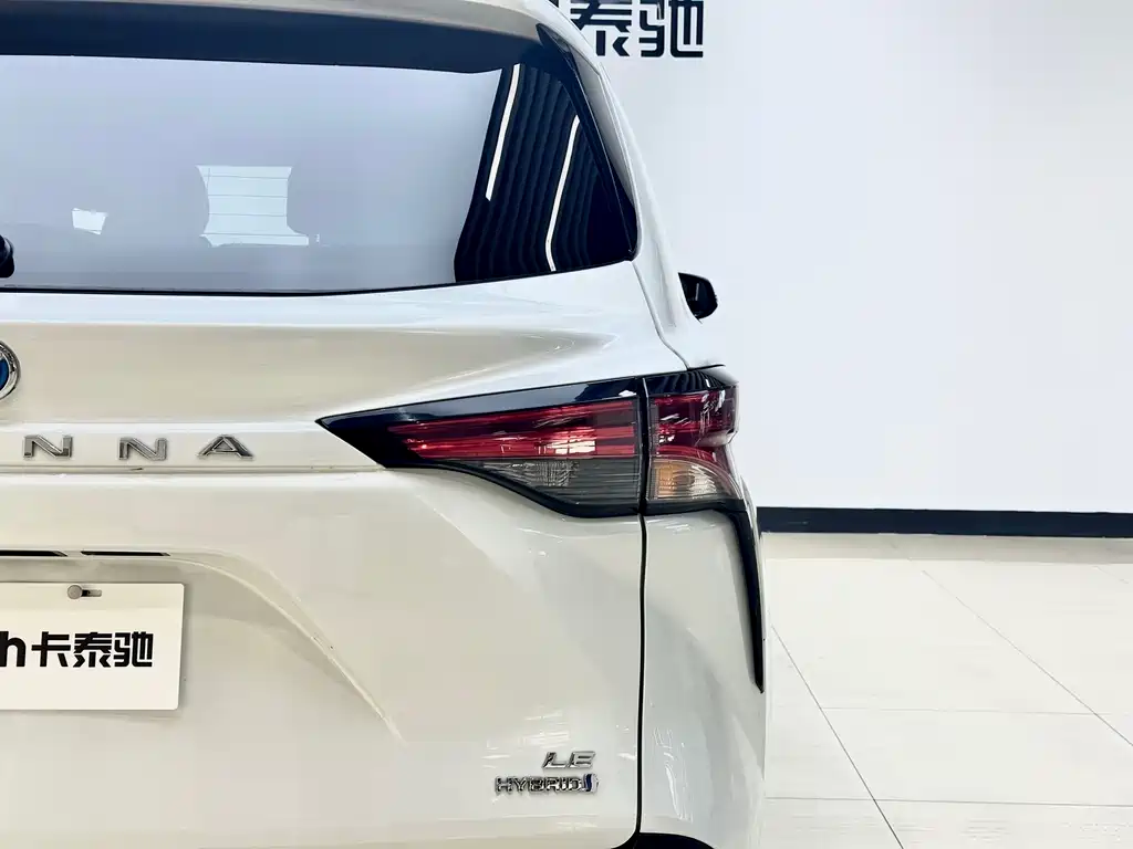 Toyota Sienna — фото 8
