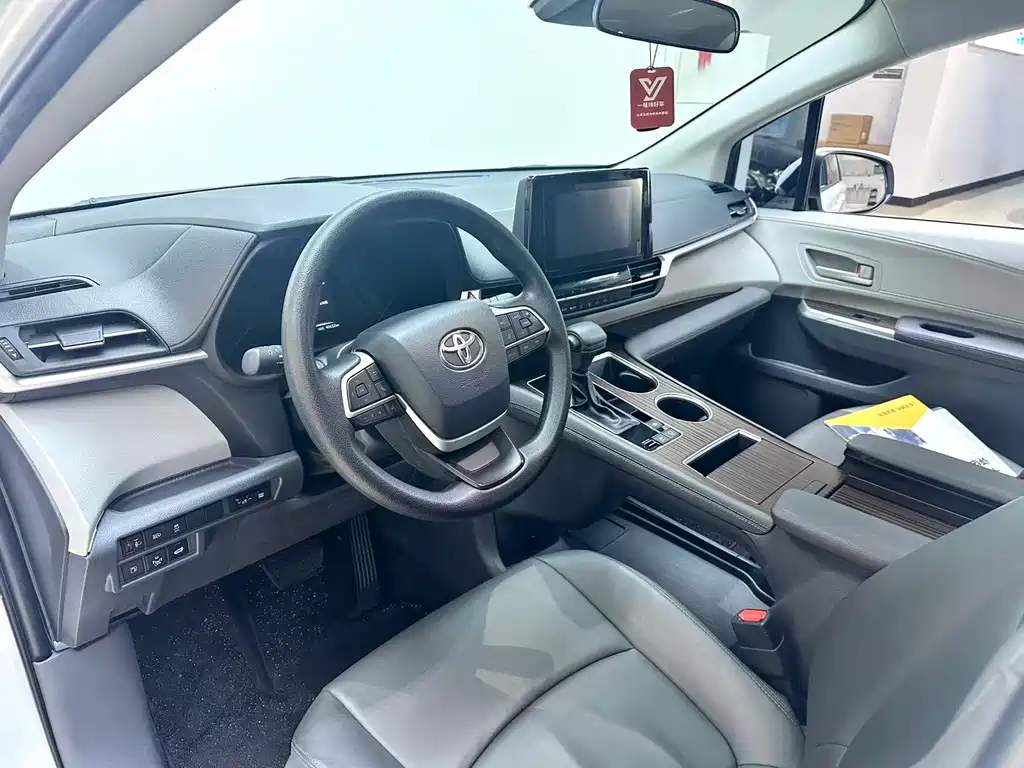 Toyota Sienna — фото 9