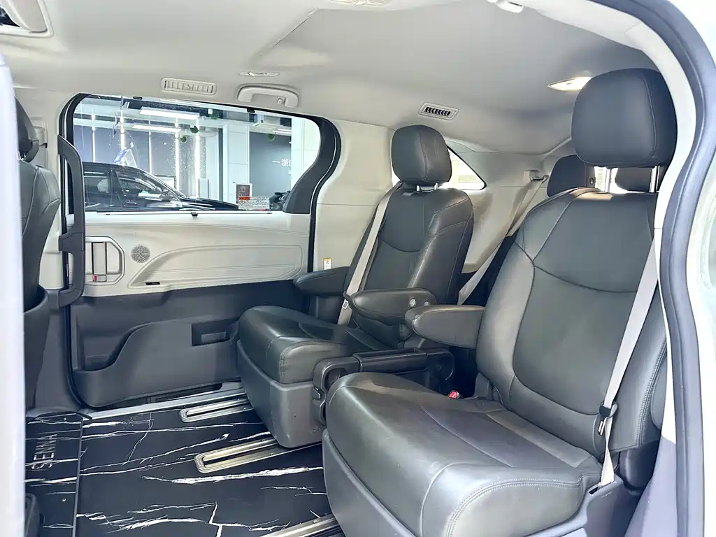Toyota Sienna — фото 10