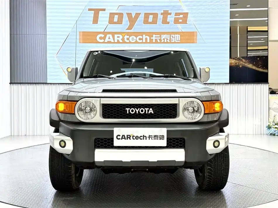 Toyota FJ Cruiser — фото 2